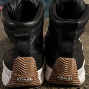 Sorel 7.5 slip on, waterproof ankle boots